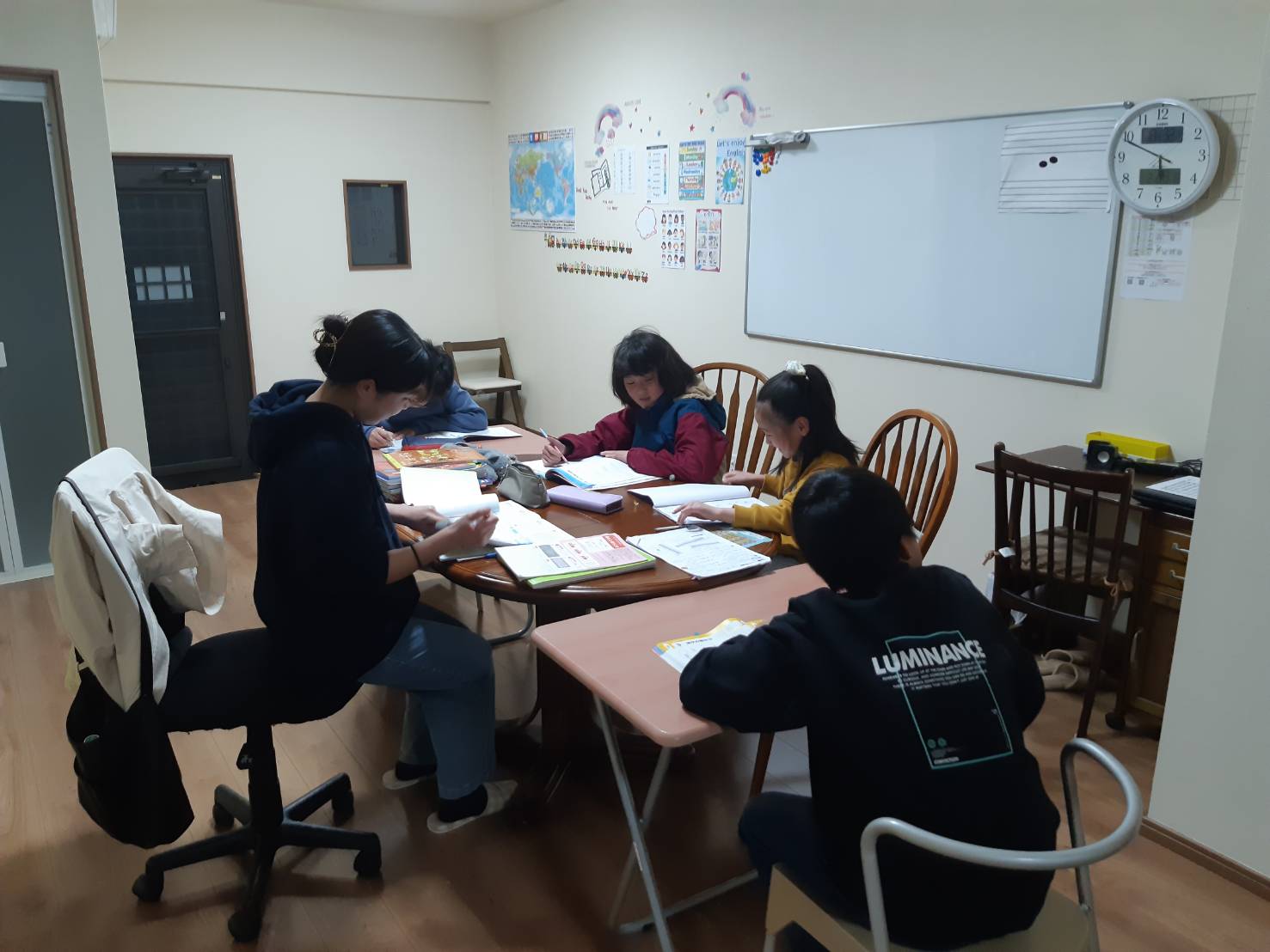 パソコンと資料が並んだ清潔な学習環境