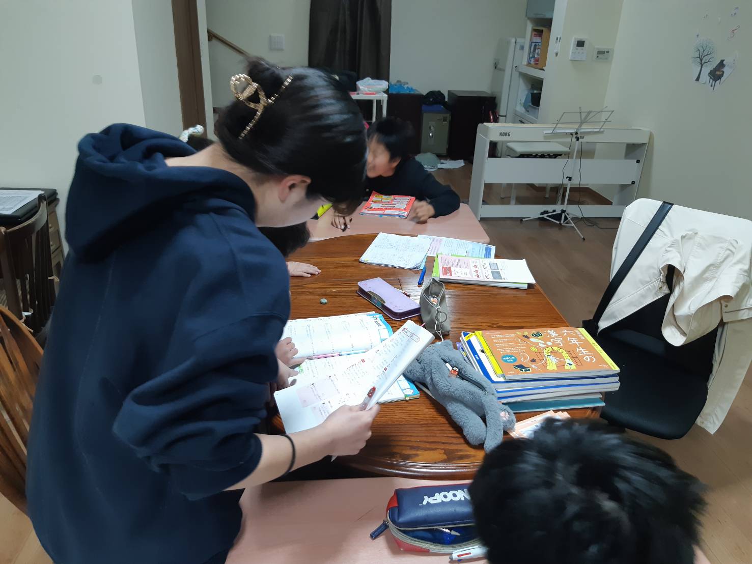塾で学ぶ生徒の様子